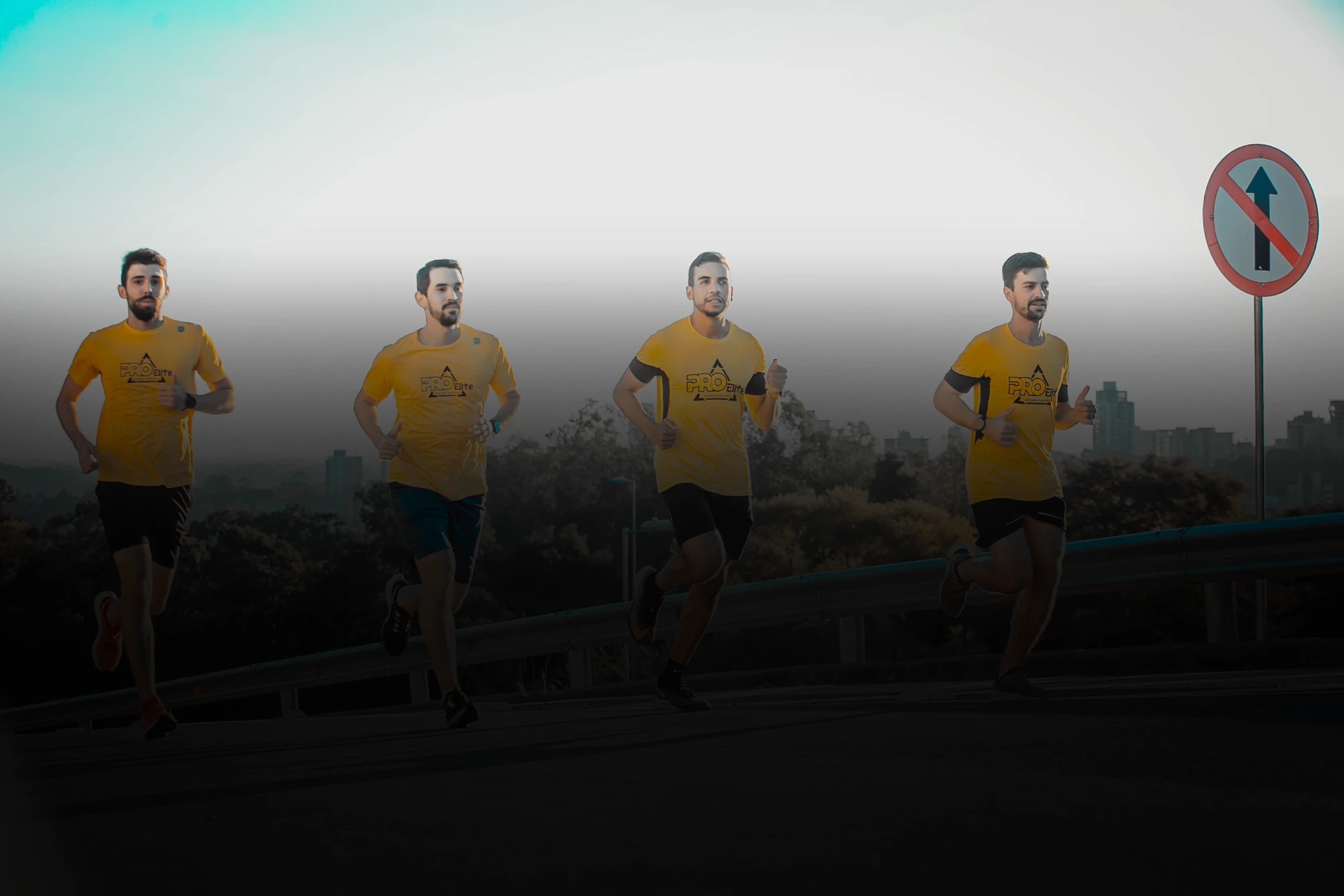Os treinadores da ProElite correndo lado a lado numa avenida ao entardecer